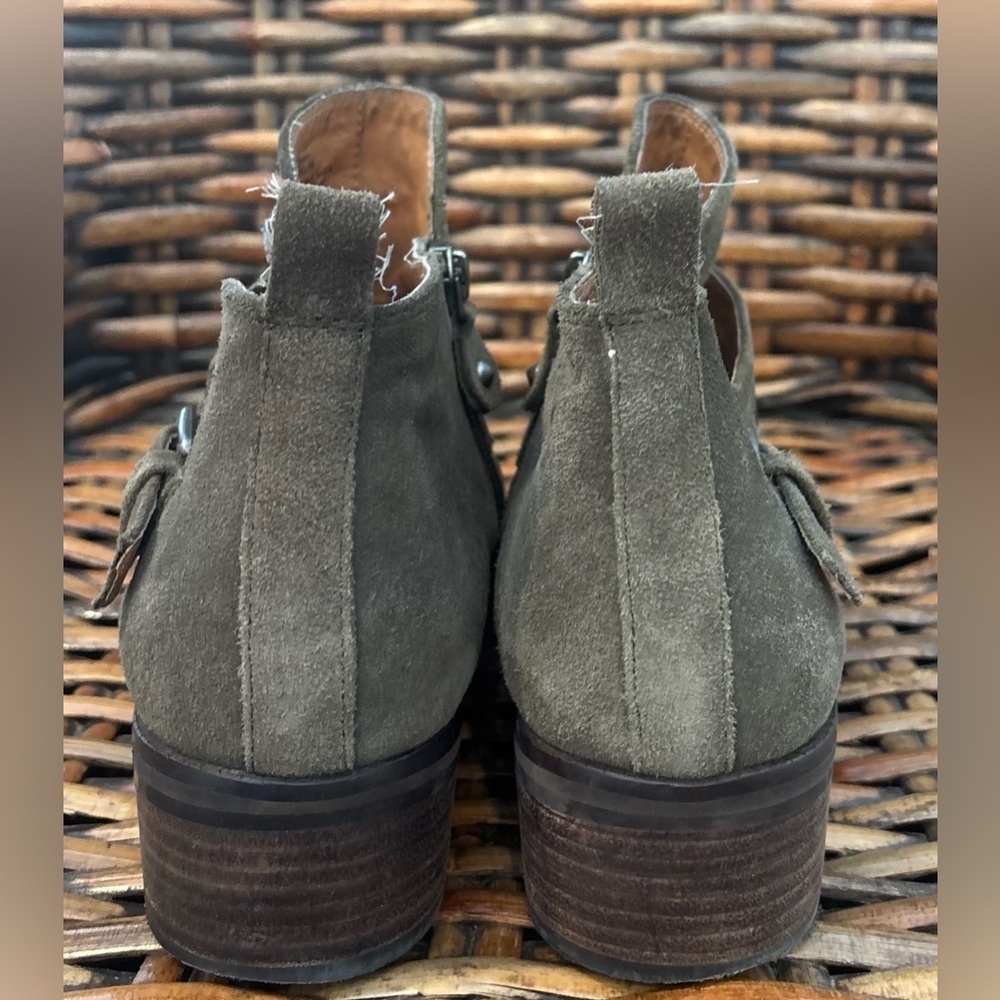 Gentle Souls Kenneth Cole Penny
Ankle Booties Womens Size 9
Olive Leather Zip - Picture 9 of 16